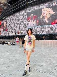 ​吴尊“超级奶爸”，伦敦街头排队七小时只为女儿NeiNei的霉霉梦！