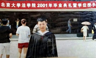 ​03年，24岁北大才女病逝，葬礼破例在八宝山举行，撒贝宁担任主持