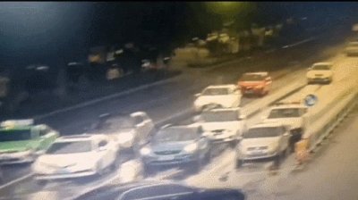 ​已致2死2伤！山东一沿街房突发燃气闪爆！相邻银行损毁严重，现场多人倒地