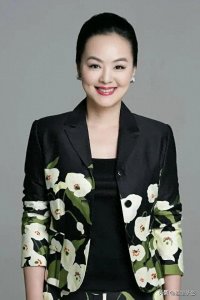 ​主持人孙小梅现状：59岁发福认不出，气质优雅，和海归丈夫很恩爱