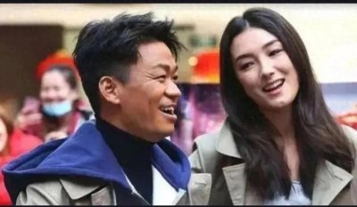 ​祝福！王宝强携漂亮女友现身公司秀恩爱