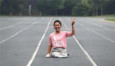 ​河南无腿女孩王娟：6岁失去双腿，靠单手走进大学，如今怎么样了
