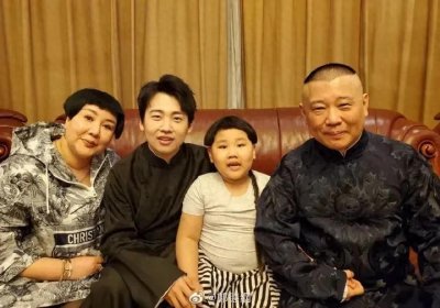 ​郭德纲为妻子王惠庆生！全家幸福合影传递深意